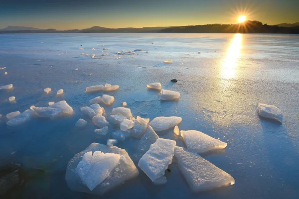 Belo cristal de gelo épico na baía congelada. Reflexão dos raios solares — Fotografia de Stock