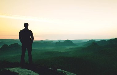 Kaya sırt çantası standı ile kenarında Hiker uzun backpacker