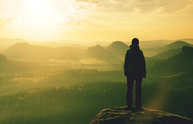 Kaya sırt çantası standı ile kenarında Hiker uzun backpacker