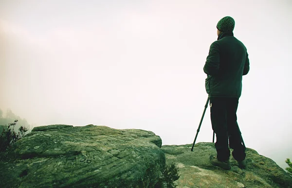 写真家は頂上の三脚にとどまる。ハイキング中の男性写真家 — ストック写真