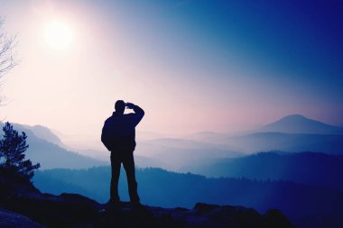 ortsman Güneş'in parlak ışığından gözlerini gölgeleme