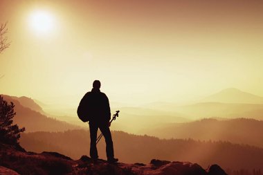 Yürüyüş sırt çantası ile dağcı dağa gidin. Erkek güçlü taşıyıcı