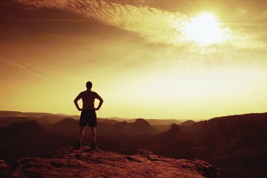 Akkimbo'da kendine güvenen yürüyüşçü kayanın zirvesinde poz veriyor