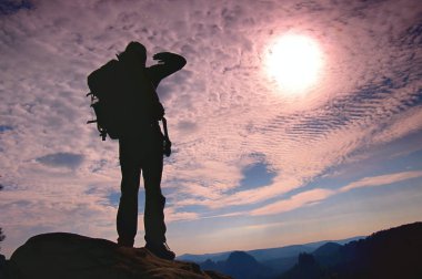 ortsman Güneş'in parlak ışığından gözlerini gölgeleme