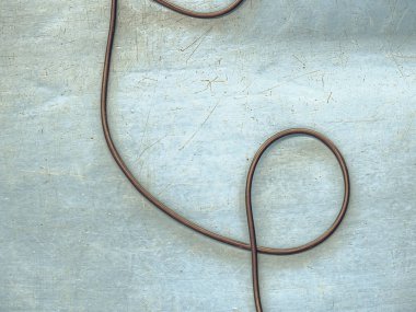 Mavi zeminde elektrik telleri. 