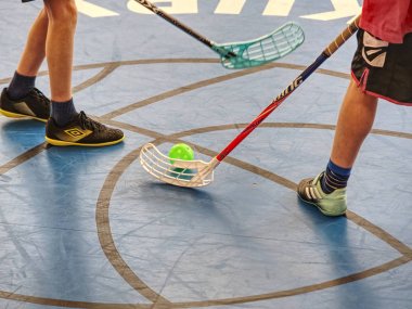 Floorball oyuncular oyunun başlangıcı için hazır