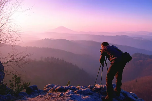 Viaggiatore inquadratura foto con occhio sul mirino. Foto entusiasti — Foto Stock