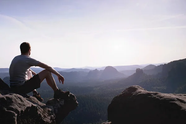 Denken man zitten op rots. Man op blootgestelde Summit watching — Stockfoto