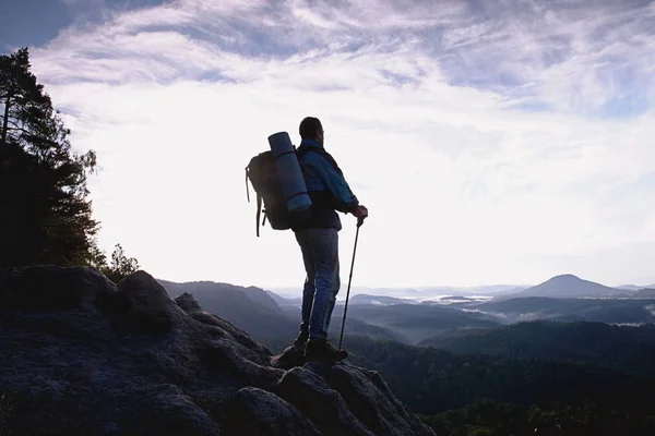 ハイキングバックパックを持つ登山者は山に行きます。男性の強いキャリア — ストック写真