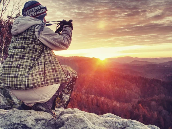 Mujer viajera y fotógrafa trabajando en cumbre del rock — Foto de Stock