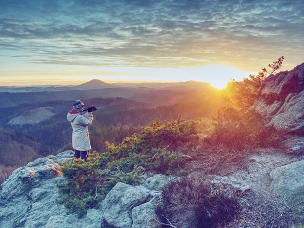 Fotógrafo tomando fotos. Mujer artista foto entusiasta obras — Foto de Stock