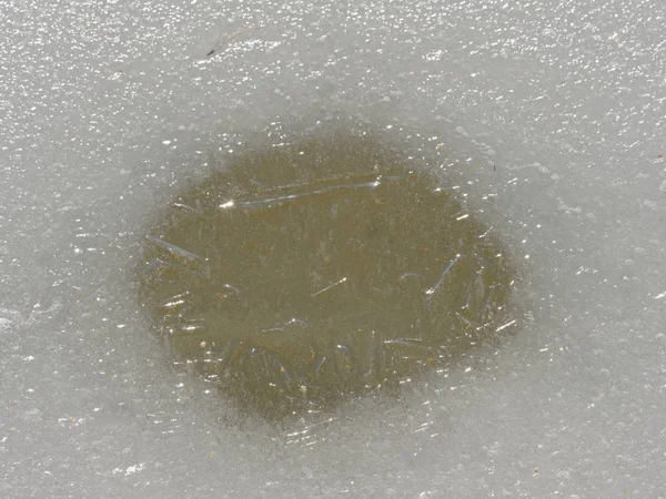 凍った湖に穴を開けてサークルアイスエキス. — ストック写真