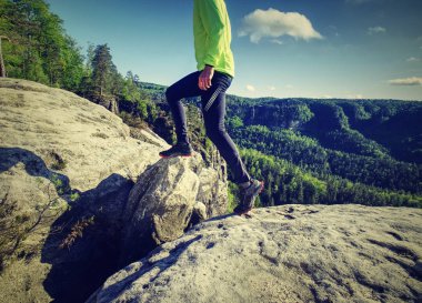 Dağ izi doğada spor atlet koşucu adam
