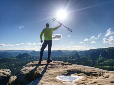 Hava açık vadide trekking direkleri ile Mutlu backpacker 