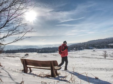 Yatay olarak sırt çantası arıyorum ile adam uzun yürüyüşe çıkan kimse