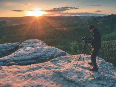 Uçurum ve düşünme tripod ile fotoğrafçı. Dreamy manzara