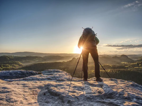 Художник установил камеру и штатив, чтобы фотографировать восход солнца на вершине — стоковое фото
