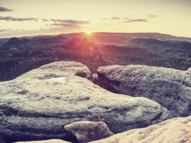Sabah vadisindeki renkli sis. Mavi eyllow Daybreak güneş gizli at Horizon