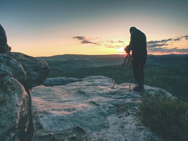 Tripod üzerinde kamera Fotoğrafçı kontrol ekranı. Adam uçurumda kal