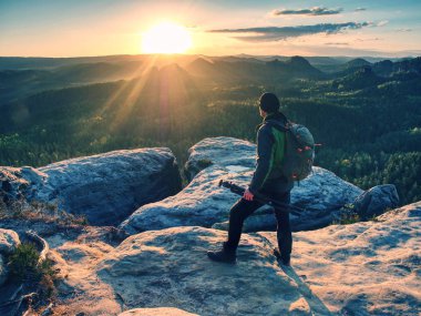 Fotoğrafçı gezgin düşünme ve kamera için set tripod
