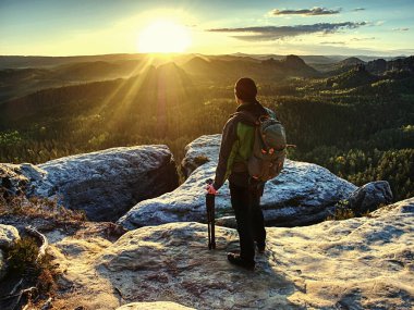 Fotoğrafçı bir çalışma için tripod ve kamera ayarlıyor.  