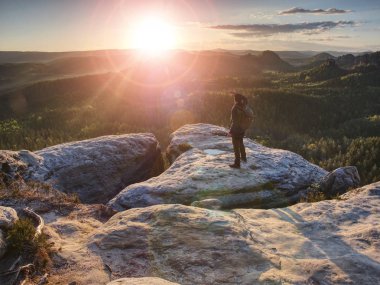 Fotoğrafçı çekimden önce bir kamera ve bir tripod hazırlar