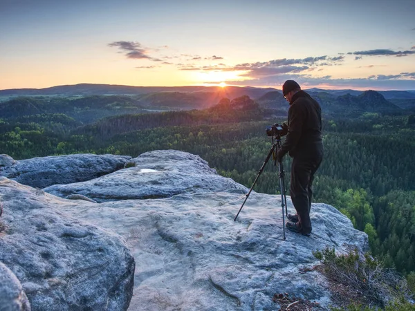 Tall photographer prepare camera for taking picture of mountains — Stock Photo, Image