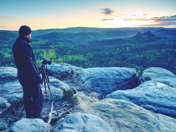 Photographer on mountain cliff take picture of landscape awaking. — Stock Photo, Image