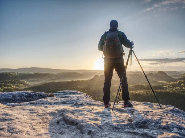 艺术家设置相机和三脚架，在山顶拍摄日出 — 图库照片
