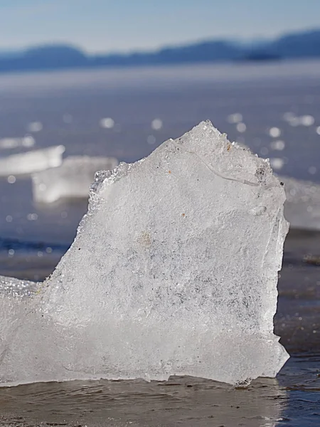 Bolhas congeladas em floe à deriva. Gelo ártico a derreter lentamente — Fotografia de Stock