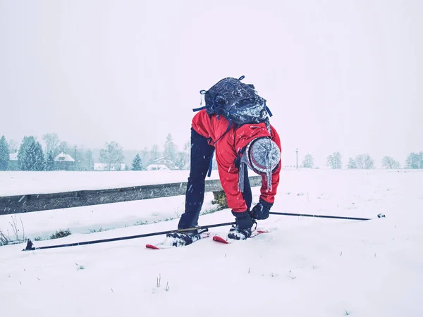 Mulher snowshoeing em queda de neve. Nuvens cinzentas escuras — Fotografia de Stock