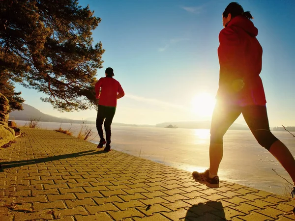 Dwóch sportowców para biegać razem w krajobraz jezioro wiosna — Zdjęcie stockowe