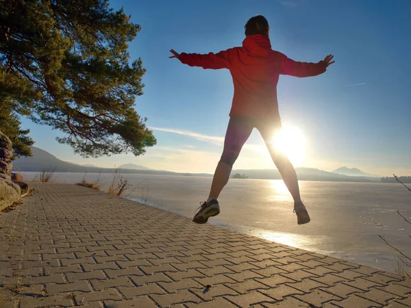 Menina ativa jogging na pista ao longo do lago — Fotografia de Stock