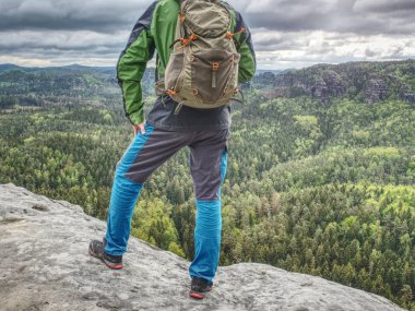 Üst sırt çantası ve trekking giysileri ile Climber adam