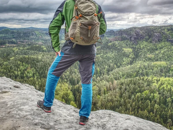 Hombre escalador con mochila y ropa de trekking en la parte superior —  Fotos de Stock