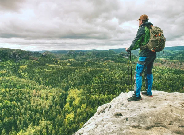 Toerist met rugzak wandeling op trek. Wandelen in de bergen — Stockfoto