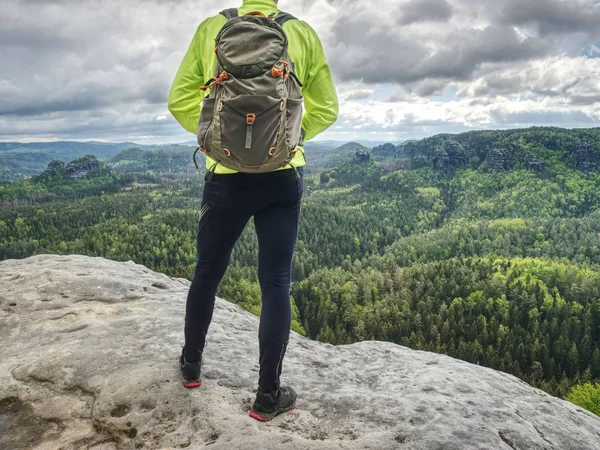 Üst sırt çantası ve trekking giysileri ile Climber adam — Stok fotoğraf