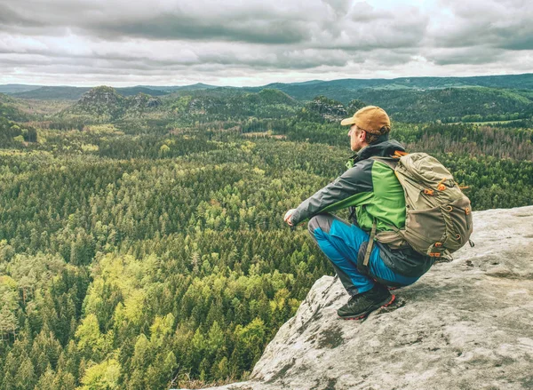 L'uomo turista nella natura. Primavera giornata libera in montagna rocciosa . — Foto Stock