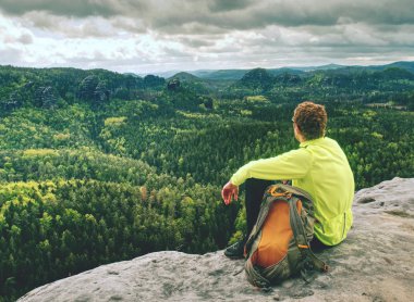 Trek üzerinde sırt çantası zam ile turist. Dağlarda trekking