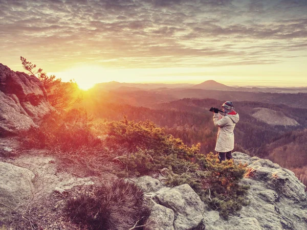 Fotógrafo de paisagem com a mão na câmera e tripé . — Fotografia de Stock