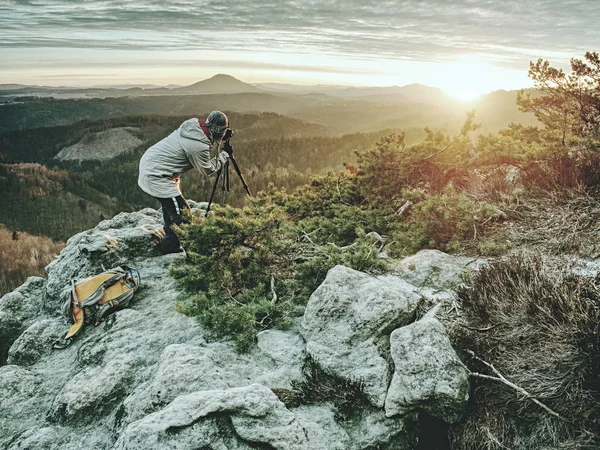 Donna viaggiatrice e fotografa lavora sulla cima di roccia — Foto Stock