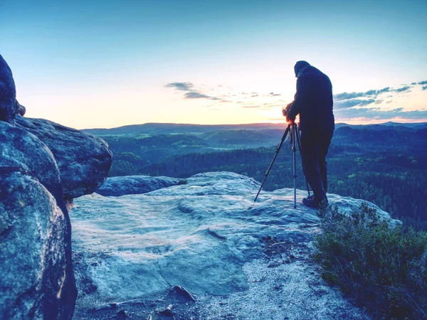 Fotografo con treppiede su scogliera e pensiero. Paesaggio da sogno — Foto Stock