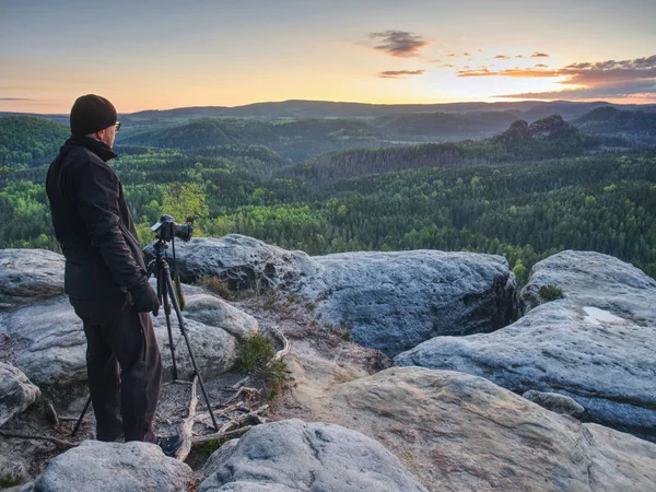 Fotograaf reiziger denken en stel statief voor camera — Stockfoto