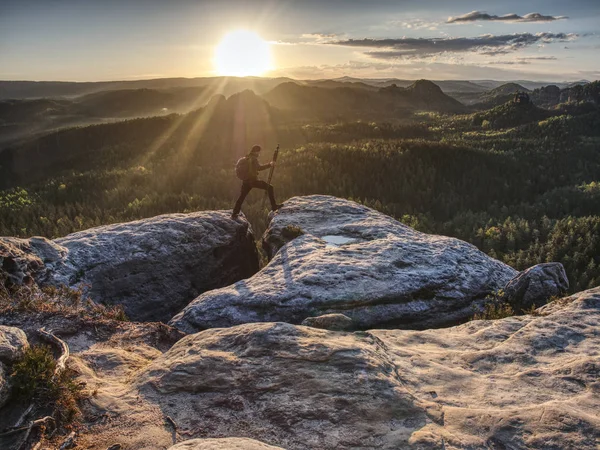 Fotograaf op berg boven vallei met Morning mist — Stockfoto