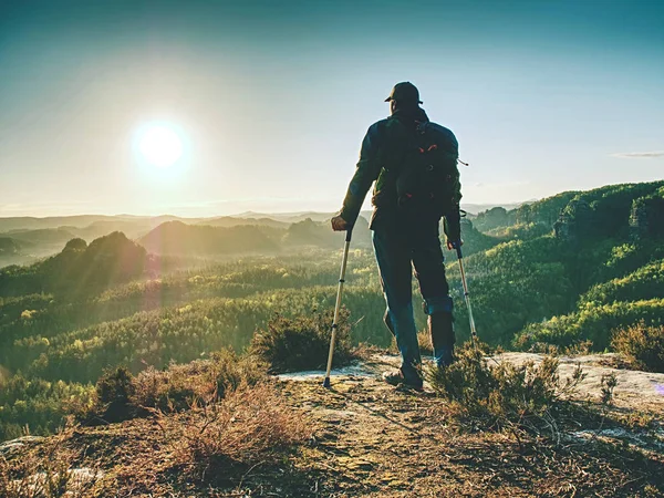 Hiker s medicínským berákem dosáhl vrcholu hory. — Stock fotografie