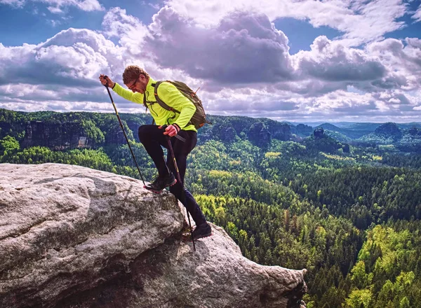 Skarner subir na montanha com postes de trekking e mochila — Fotografia de Stock