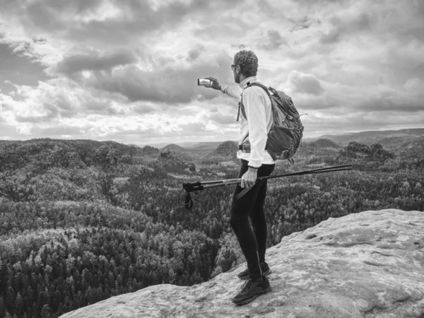Trail runner takes rest, makes photos by his smart phone. — Stock Photo, Image