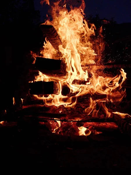 Ψηλές φλόγες από τη μεγάλη φωτιά στο Φεστιβάλ — Φωτογραφία Αρχείου