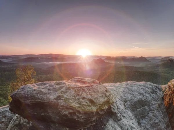 Los fuertes rayos del sol hacen largas tiras en la niebla. Hermoso paisaje — Foto de Stock