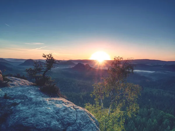 Пешеходная тропа в горах. Вспышки в объективе камеры от Sun — стоковое фото